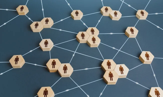 Desarrollo desde los Cimientos: Equilibrando la Autonomía Local y la Visión Nacional